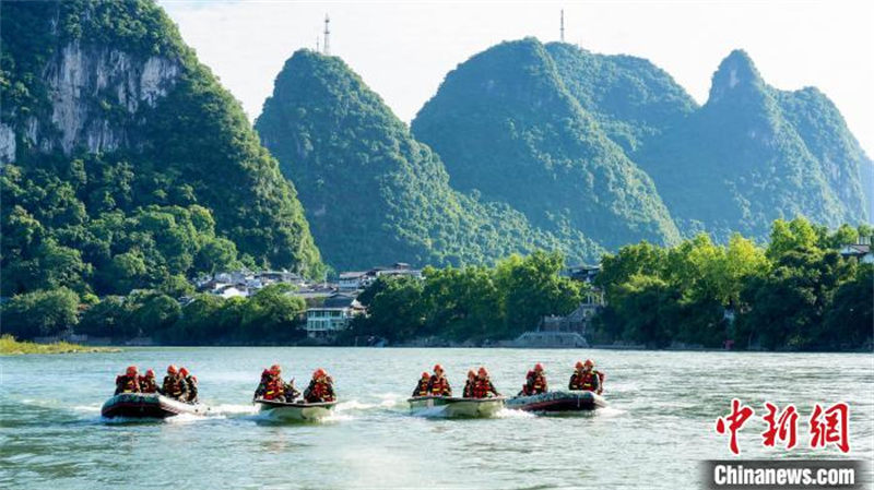 Guangxi : former une équipe d'élite de sauvetage aquatique en ? fendant les vagues ?