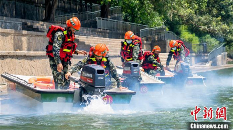 Guangxi : former une équipe d'élite de sauvetage aquatique en ? fendant les vagues ?