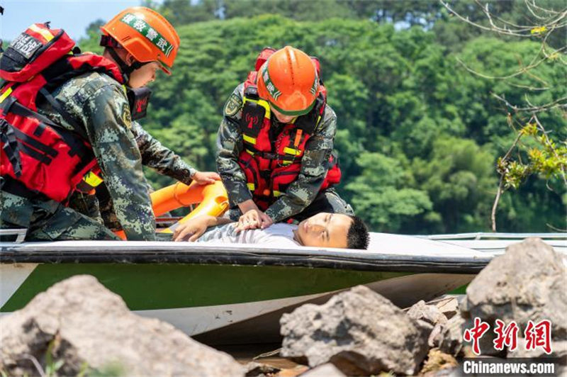 Guangxi : former une équipe d'élite de sauvetage aquatique en ? fendant les vagues ?