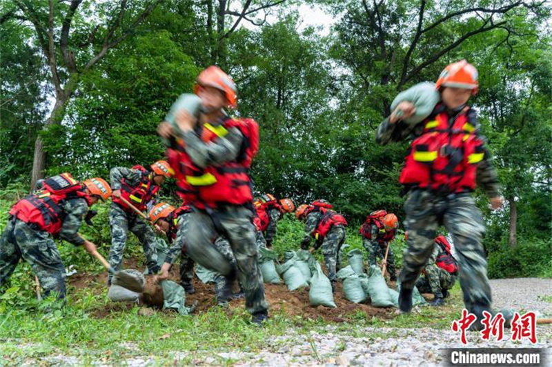 Guangxi : former une équipe d'élite de sauvetage aquatique en ? fendant les vagues ?