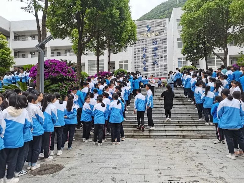 Sichuan : au moment du séisme, ils ont couru vers leurs camarades en fauteuil roulant...