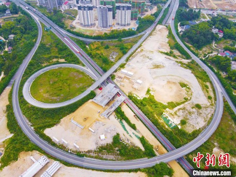 Chine : des autoroutes sinueuses se rencontrent dans les monts Dabie