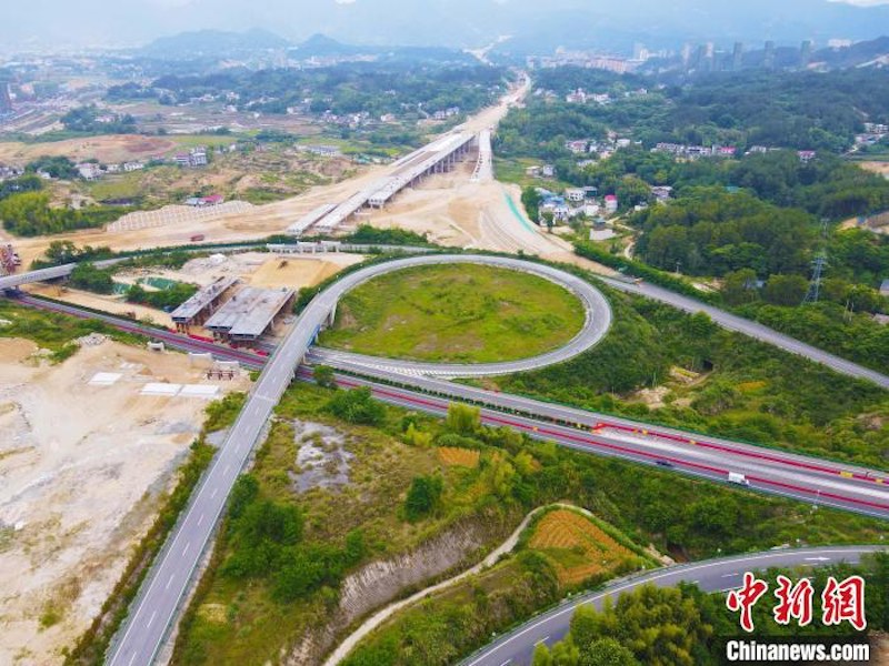 Chine : des autoroutes sinueuses se rencontrent dans les monts Dabie