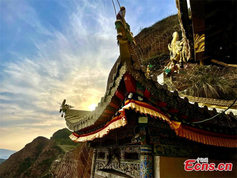 Une vue spectaculaire sur le monastère Xiaqiong, dans le Qinghai