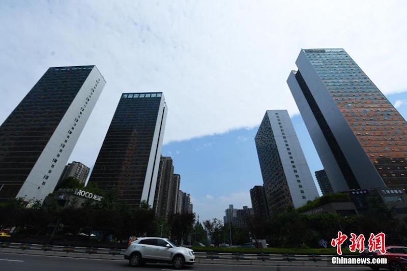 Le ciel coupé en deux par les nuages à Chongqing