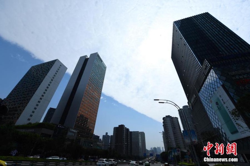 Le ciel coupé en deux par les nuages à Chongqing