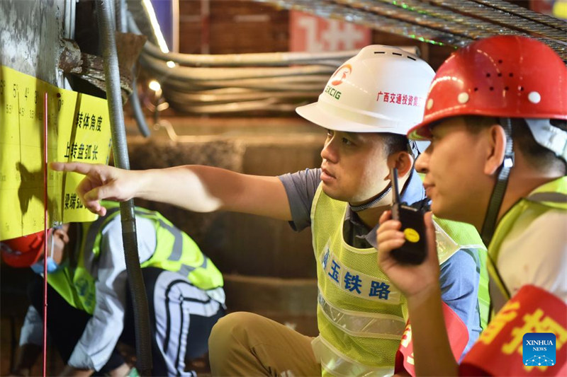 La poutre d'un pont pivotant le long de la voie ferrée Nanning-Yulin a été tournée de 57 degrés