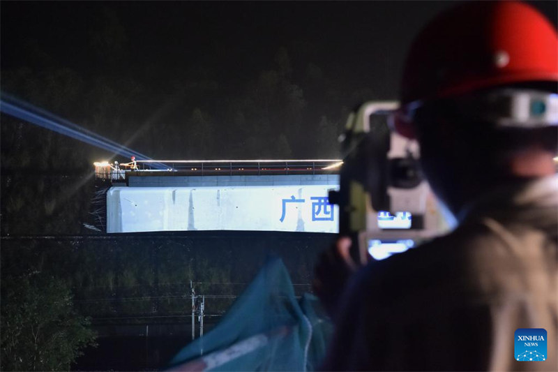 La poutre d'un pont pivotant le long de la voie ferrée Nanning-Yulin a été tournée de 57 degrés