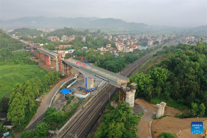 La poutre d'un pont pivotant le long de la voie ferrée Nanning-Yulin a été tournée de 57 degrés