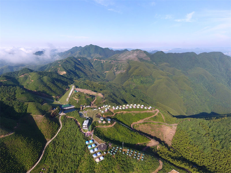 Les auberges situées au sommet des montagnes augmentent les revenus des villageois du Zhejiang