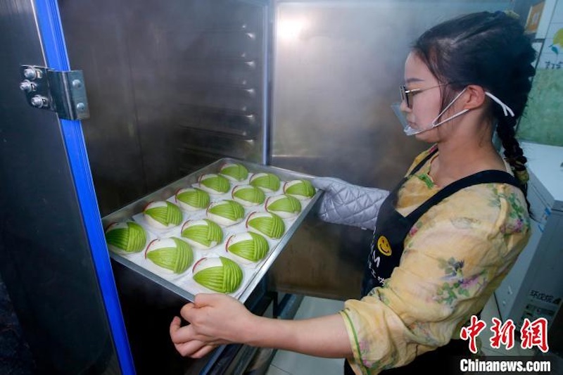 Anhui : la préparation des zongzi huamo pour célébrer la Fête des Bateaux-Dragons