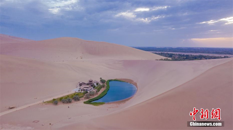 Gansu : après la pluie d'été à Dunhuang, l'oasis du désert offre un paysage pittoresque 