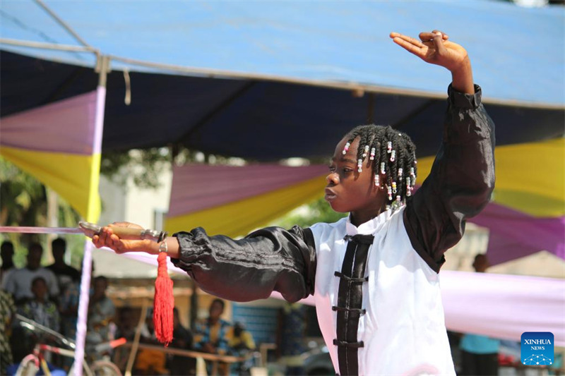 Un spectacle d'arts martiaux chinois donné lors d'une cérémonie de remise de dipl?mes à Cotonou, au Bénin