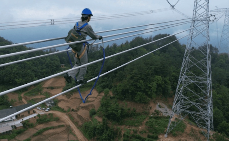 Hubei : une électricienne de 23 ans travaille en marchant sur une ligne UHV à 80 mètres du sol !