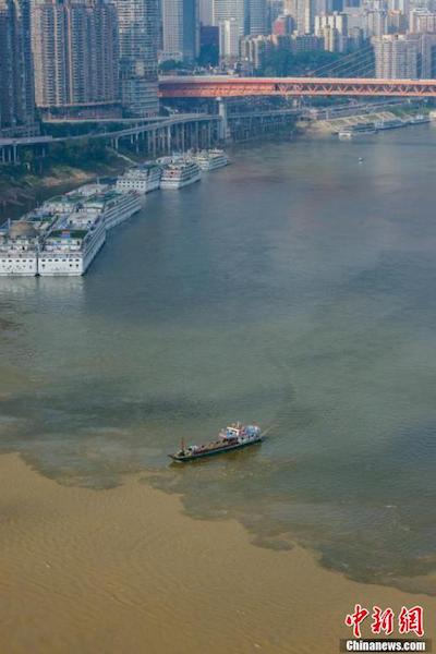 Chongqing : une ligne de démarcation au confluent des deux rivières à Chaotianmen