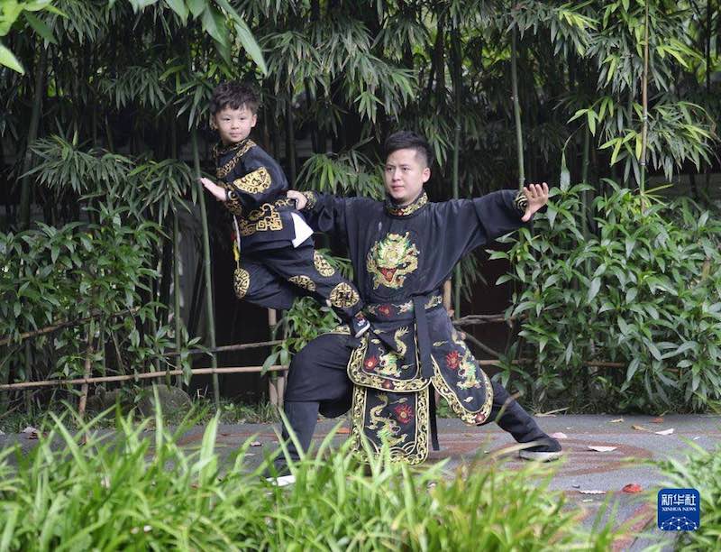 Un petit enfant mignon de six ans apprend l'opéra du Sichuan