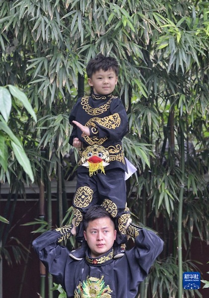 Un petit enfant mignon de six ans apprend l'opéra du Sichuan