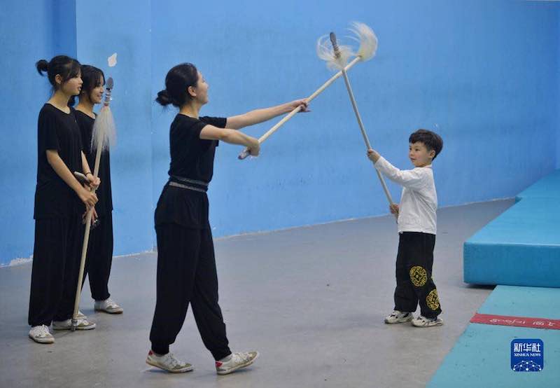 Un petit enfant mignon de six ans apprend l'opéra du Sichuan