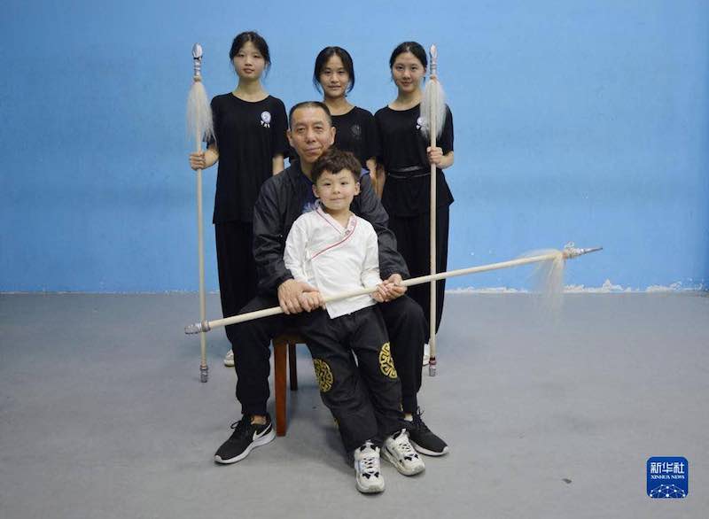 Un petit enfant mignon de six ans apprend l'opéra du Sichuan