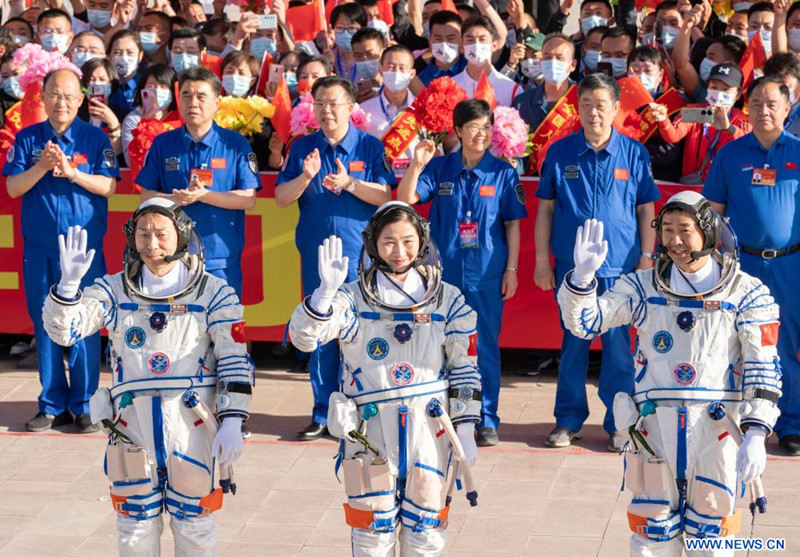 Cérémonie d'au revoir pour les trois astronautes chinois de la mission Shenzhou-14