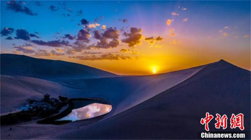 Photo montrant le désert au coucher du soleil, à Dunhuang, dans la province du Gansu (nord-ouest de la Chine). (Photo / Wang Fuyin)