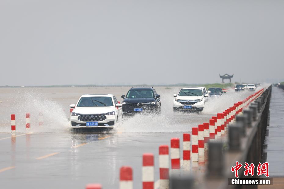 Un paysage ? à durée limitée ? d'? autoroute sur l'eau ? est apparu au bord du lac Poyang dans le Jiangxi