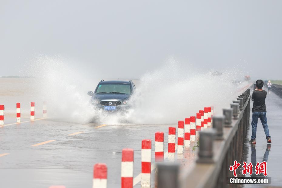 Un paysage ? à durée limitée ? d'? autoroute sur l'eau ? est apparu au bord du lac Poyang dans le Jiangxi