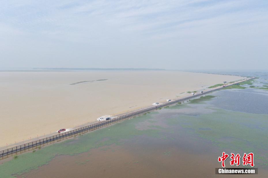 Un paysage ? à durée limitée ? d'? autoroute sur l'eau ? est apparu au bord du lac Poyang dans le Jiangxi