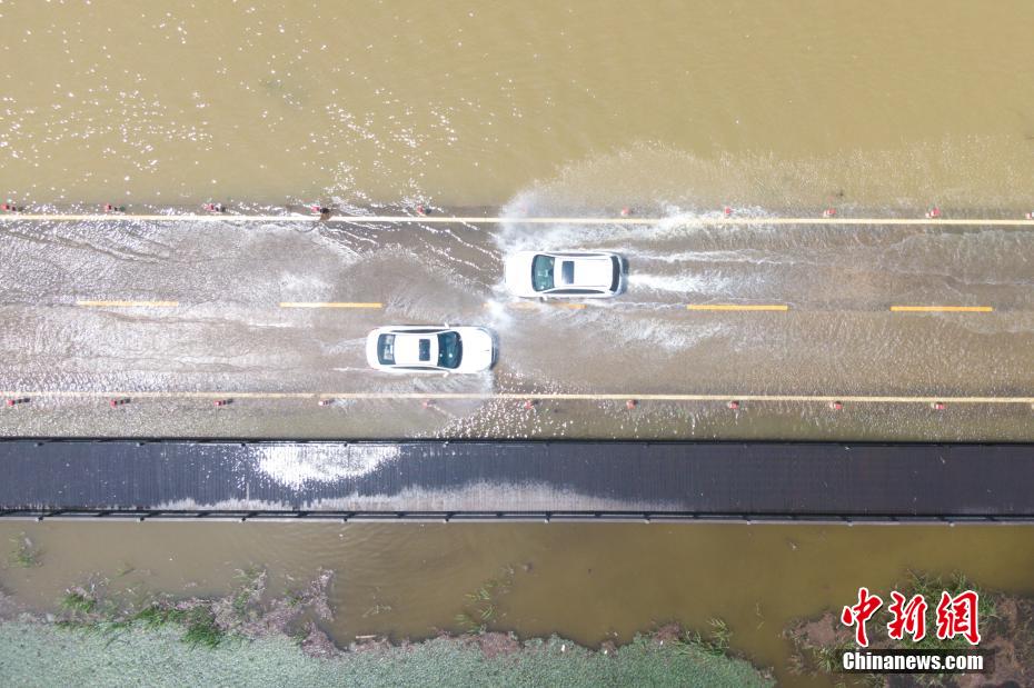 Un paysage ? à durée limitée ? d'? autoroute sur l'eau ? est apparu au bord du lac Poyang dans le Jiangxi