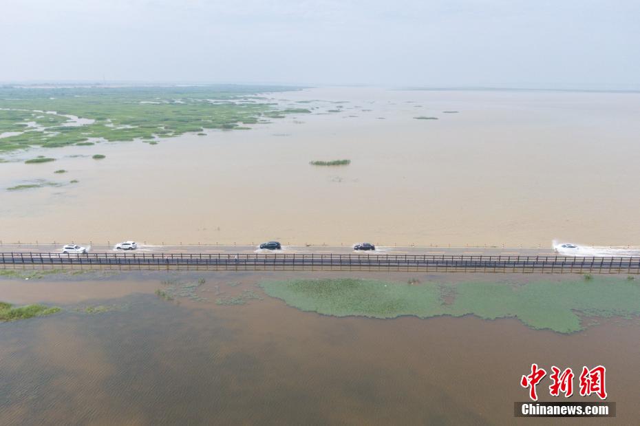 Un paysage ? à durée limitée ? d'? autoroute sur l'eau ? est apparu au bord du lac Poyang dans le Jiangxi