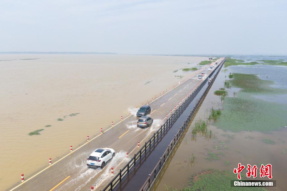 Un paysage ? à durée limitée ? d'? autoroute sur l'eau ? est apparu au bord du lac Poyang dans le Jiangxi