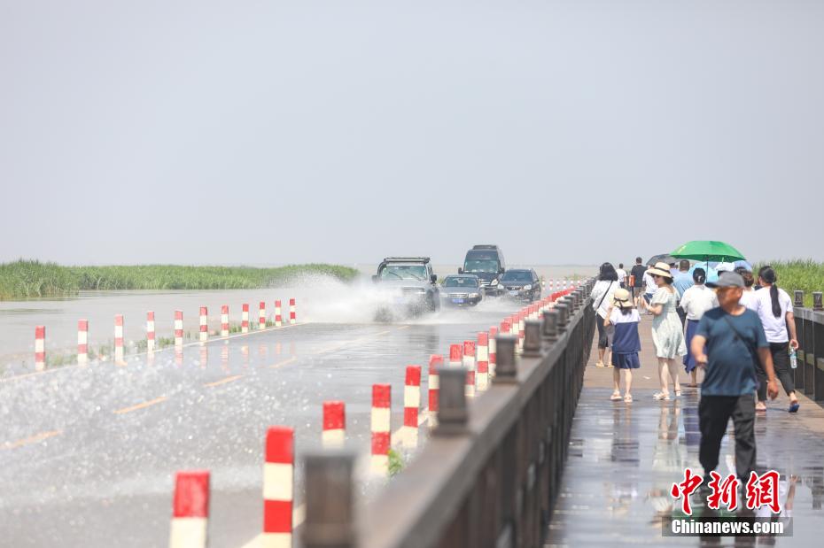 Un paysage ? à durée limitée ? d'? autoroute sur l'eau ? est apparu au bord du lac Poyang dans le Jiangxi