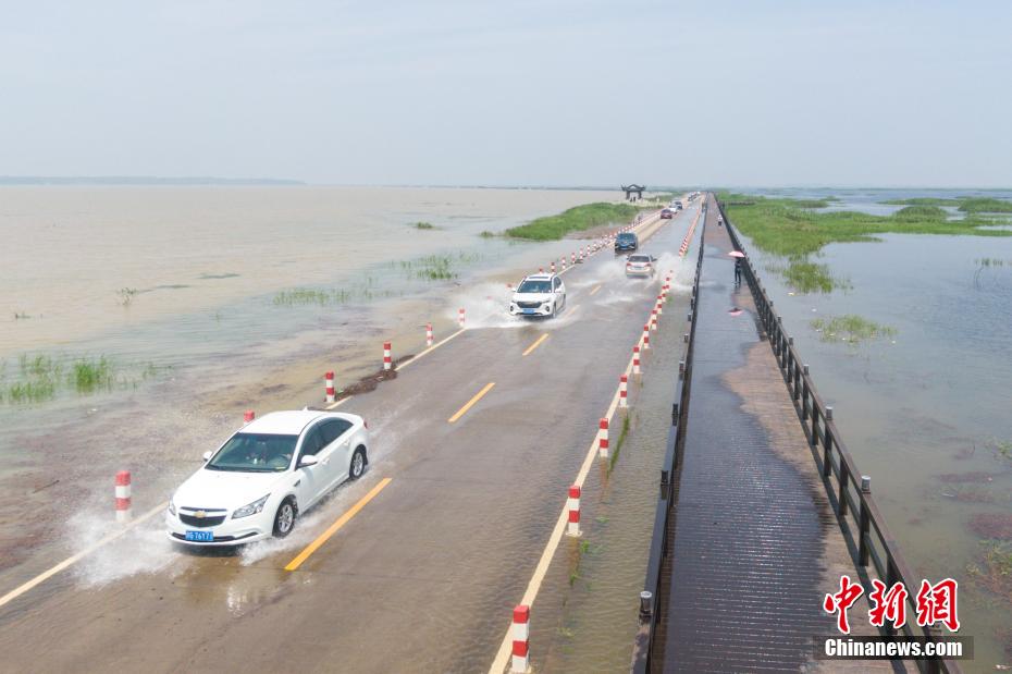 Un paysage ? à durée limitée ? d'? autoroute sur l'eau ? est apparu au bord du lac Poyang dans le Jiangxi