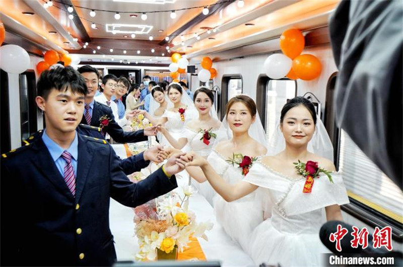 Shaanxi : mise en service d'un premier train thématique destiné aux mariages collectifs