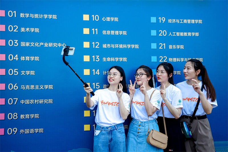 Wuhan : plus de 4 000 étudiants prennent ensemble ? les photos de remise des dipl?mes les plus rondes ?