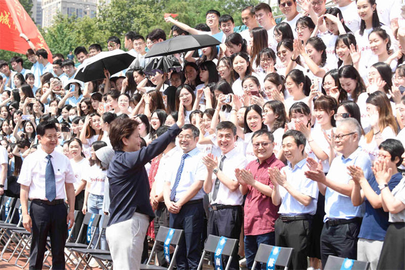 Wuhan : plus de 4 000 étudiants prennent ensemble ? les photos de remise des dipl?mes les plus rondes ?