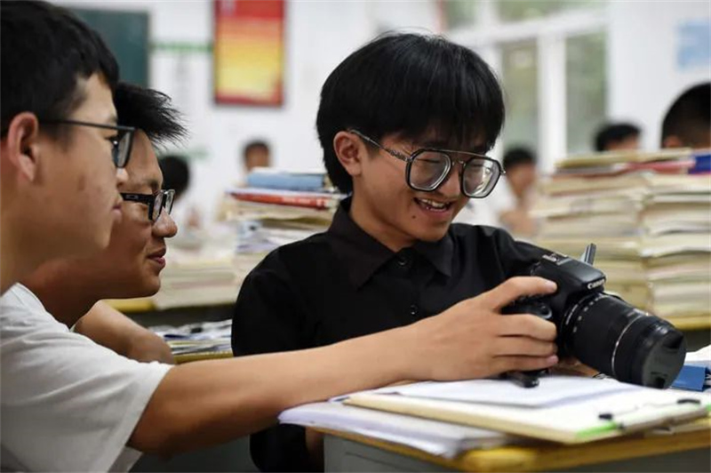 Un lycéen arrive en chariot d'enfant au concours national d'entrée à l'université pour une raison émouvante