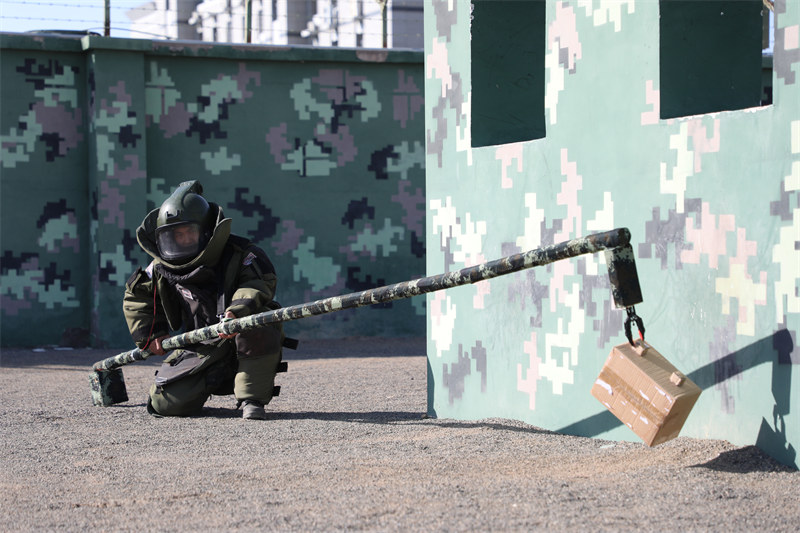 Xinjiang : les forces spéciales de la police armée organisent une formation professionnelle EOD à Karamay