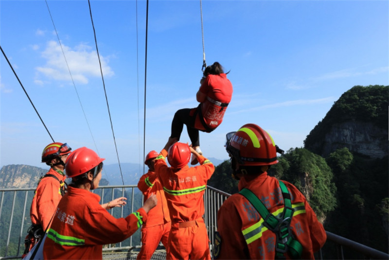 Hunan : des contr?les de sécurité des cables et des exercices de sauvetage à Zhangjiajie