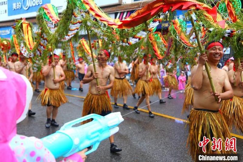 Guizhou : le patrimoine culturel immatériel de la danse du dragon attire les touristes à Pingtang