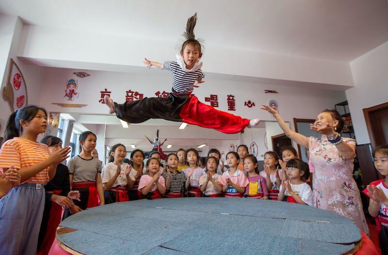 Les enfants de la campagne chantent une vie au rythme de l'opéra de Pékin