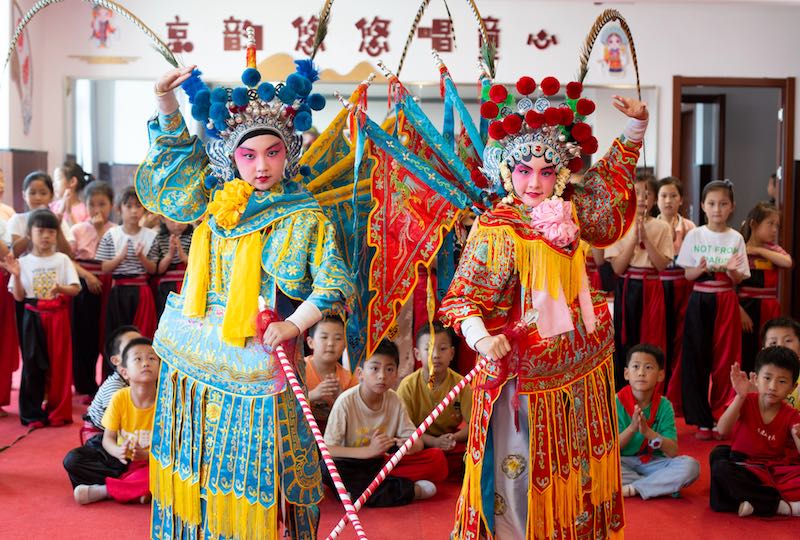 Les enfants de la campagne chantent une vie au rythme de l'opéra de Pékin