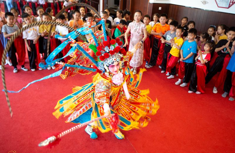 Les enfants de la campagne chantent une vie au rythme de l'opéra de Pékin