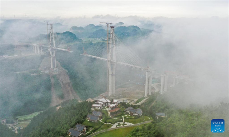 Guizhou : le super grand pont de Duohua en construction à Longli