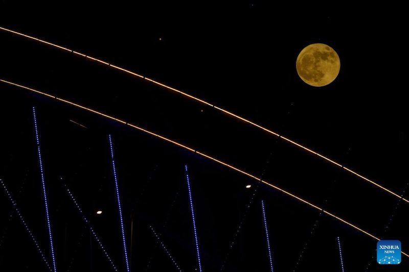 La super-lune illumine le ciel nocturne en Chine