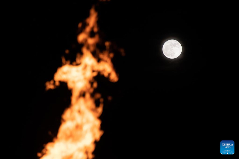 La super-lune illumine le ciel nocturne en Chine