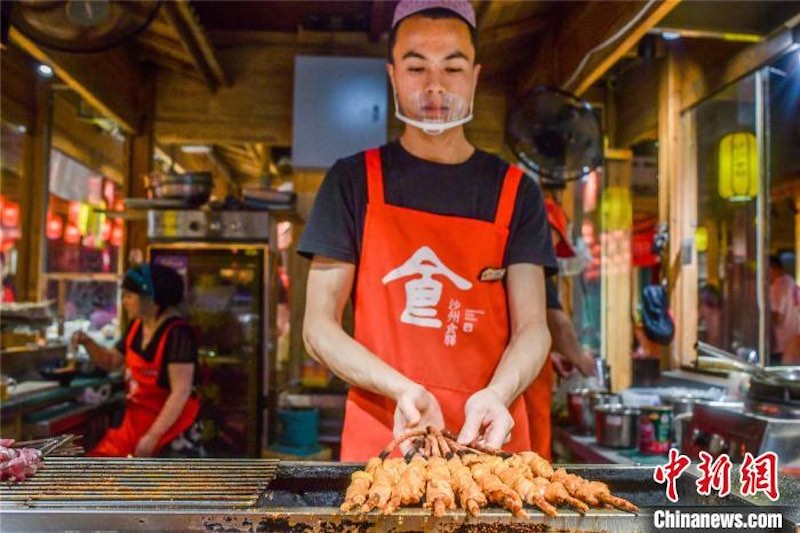 Gansu : l'économie nocturne reprend vie à Dunhuang