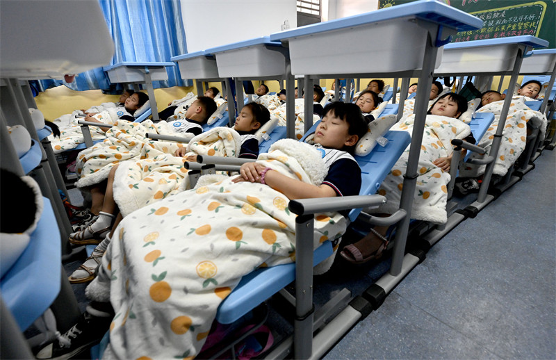 Hebei : une école primaire introduit ? des bureaux et des chaises de sieste ? qui permettent aux élèves de se coucher au lieu de se courber