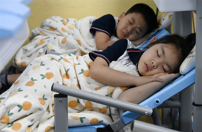 Hebei : une école primaire introduit ? des bureaux et des chaises de sieste ? qui permettent aux élèves de se coucher au lieu de se courber