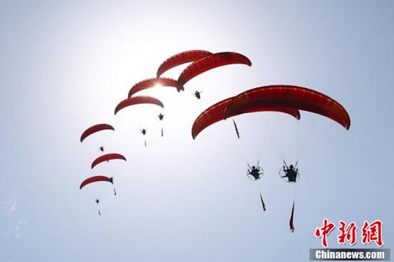 Jiangxi : un merveilleux spectacle d'aviation sportive organisé à Ji'an